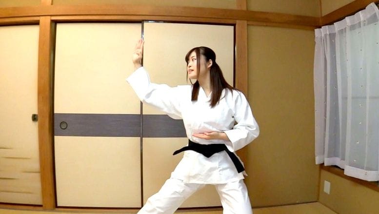 乳首に道着が擦れるだけで濡れちゃうドMの巨乳空手家女子の乳首イキ