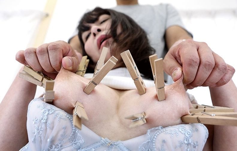 ぅあああっ！熟女が暴漢につねり乳首ハードピストンされ立ち乳首イキ