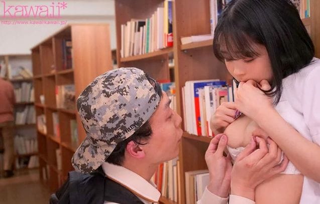あ、うっ！こんなとこで…日向なつ、声を出せない状況で悶絶乳首イキ